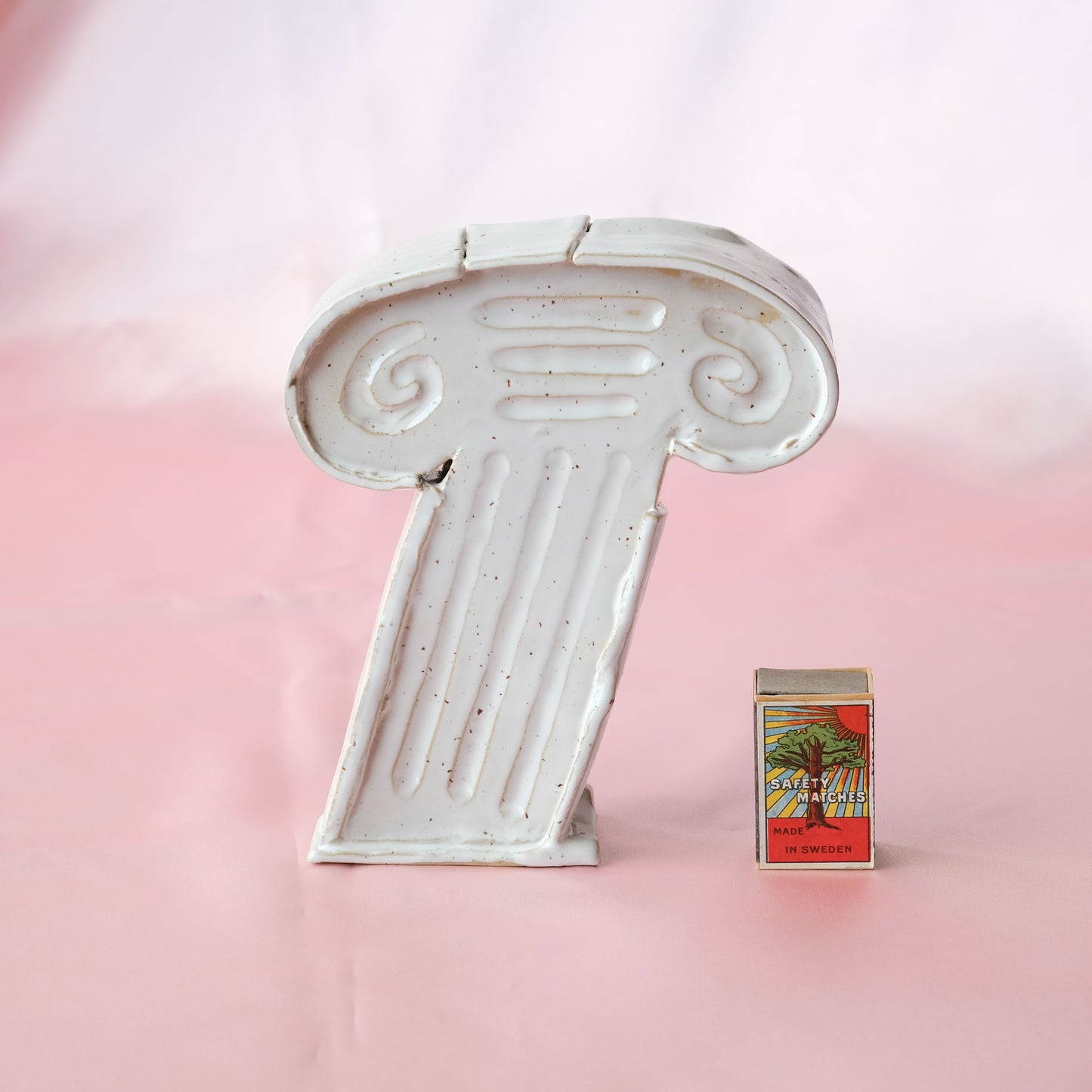 Capital sculpture in ceramic - White