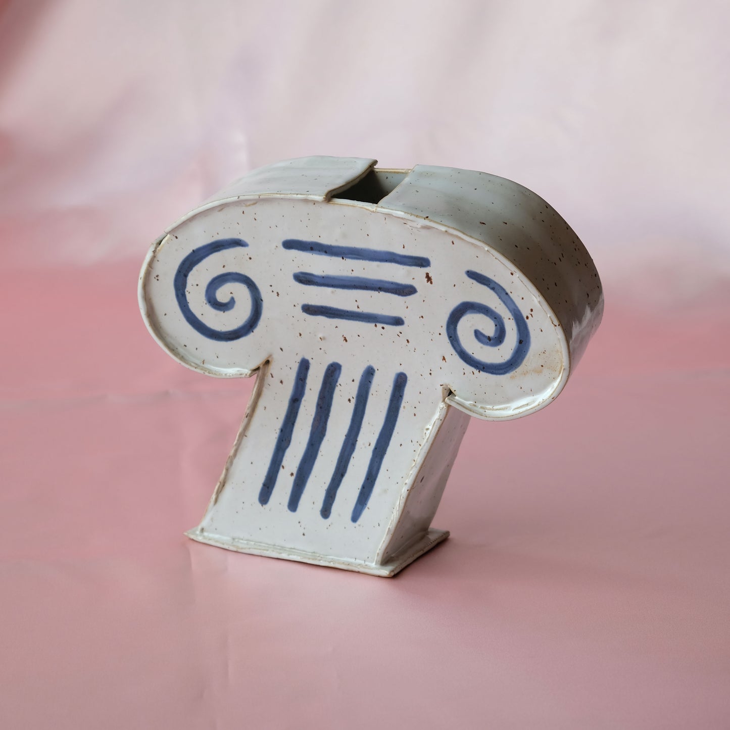 Capital sculpture in ceramic - Blue details