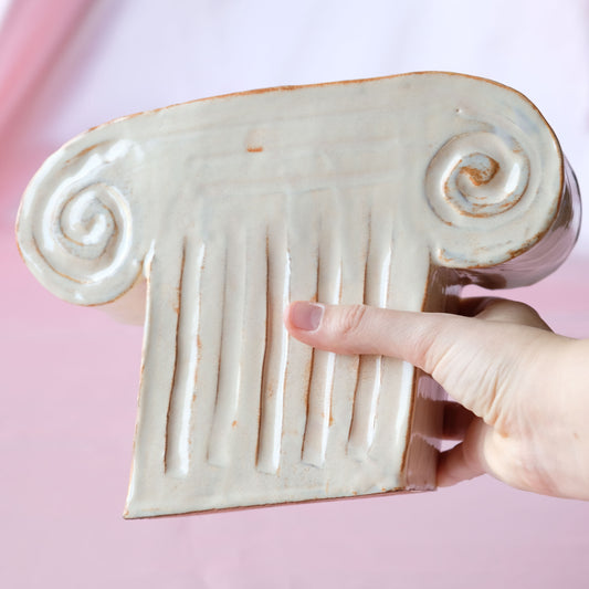 Capital sculpture i keramik - Beige/Hvid