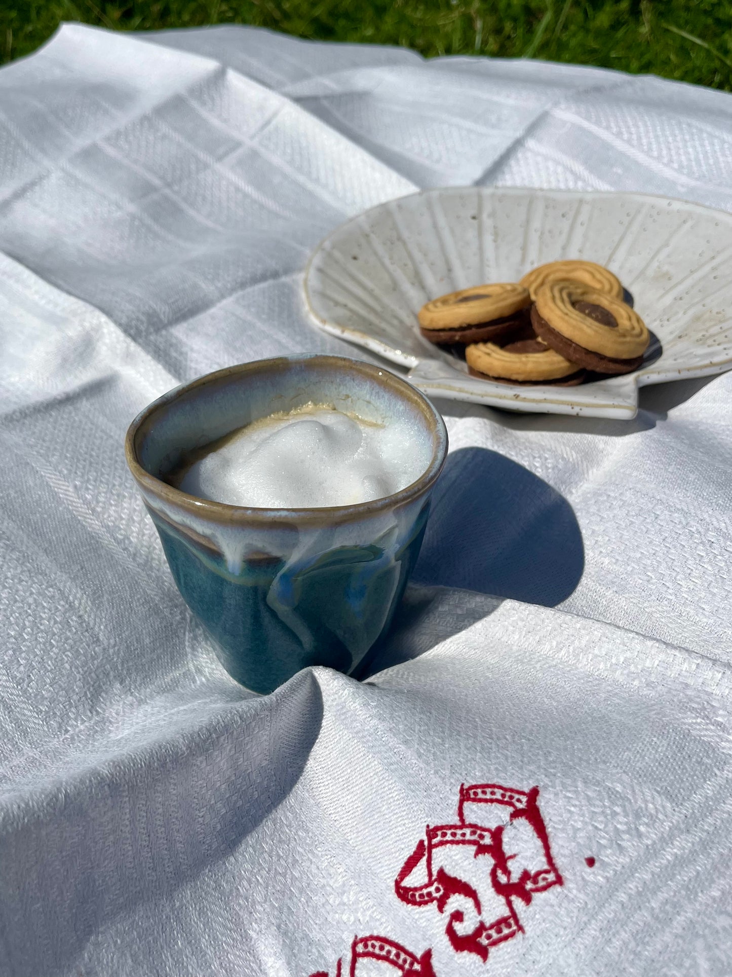 Hand shaped cup - Sea blue/White (Small)