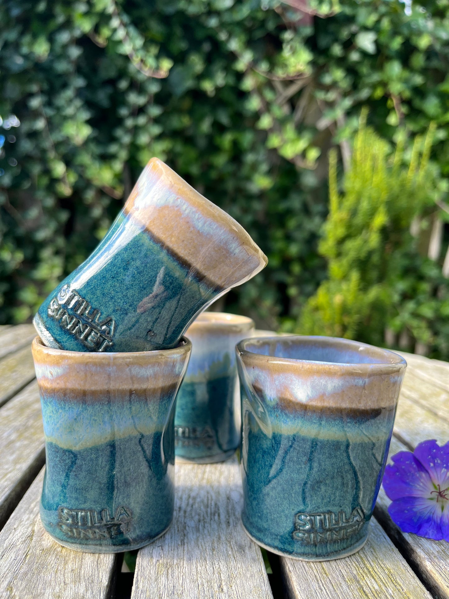 Hand shaped cup - Sea blue/White (Medium)