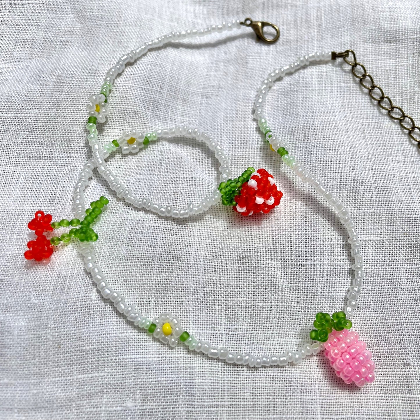 Pearly White Silver Beaded Choker with berries and daisy flowers