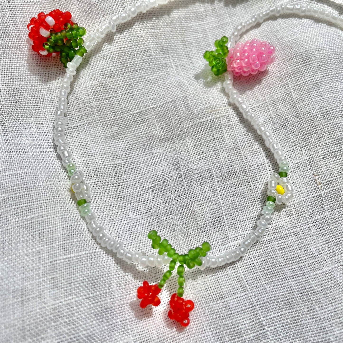 Pearly White Silver Beaded Choker with berries and daisy flowers