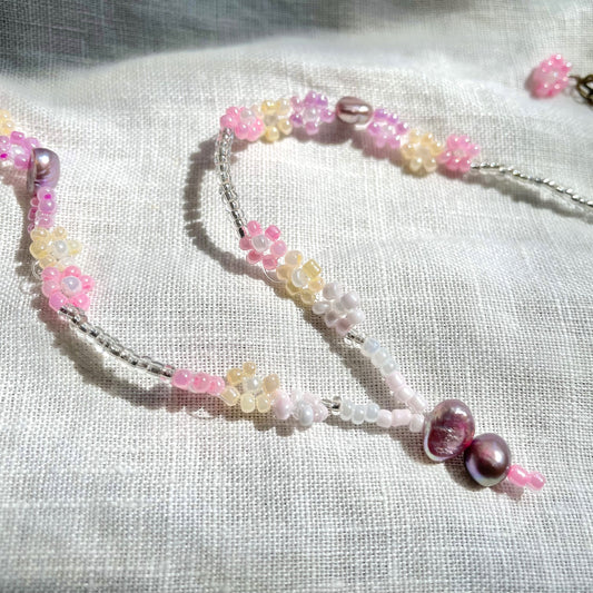 Daisy flower Beaded Necklace with pearls
