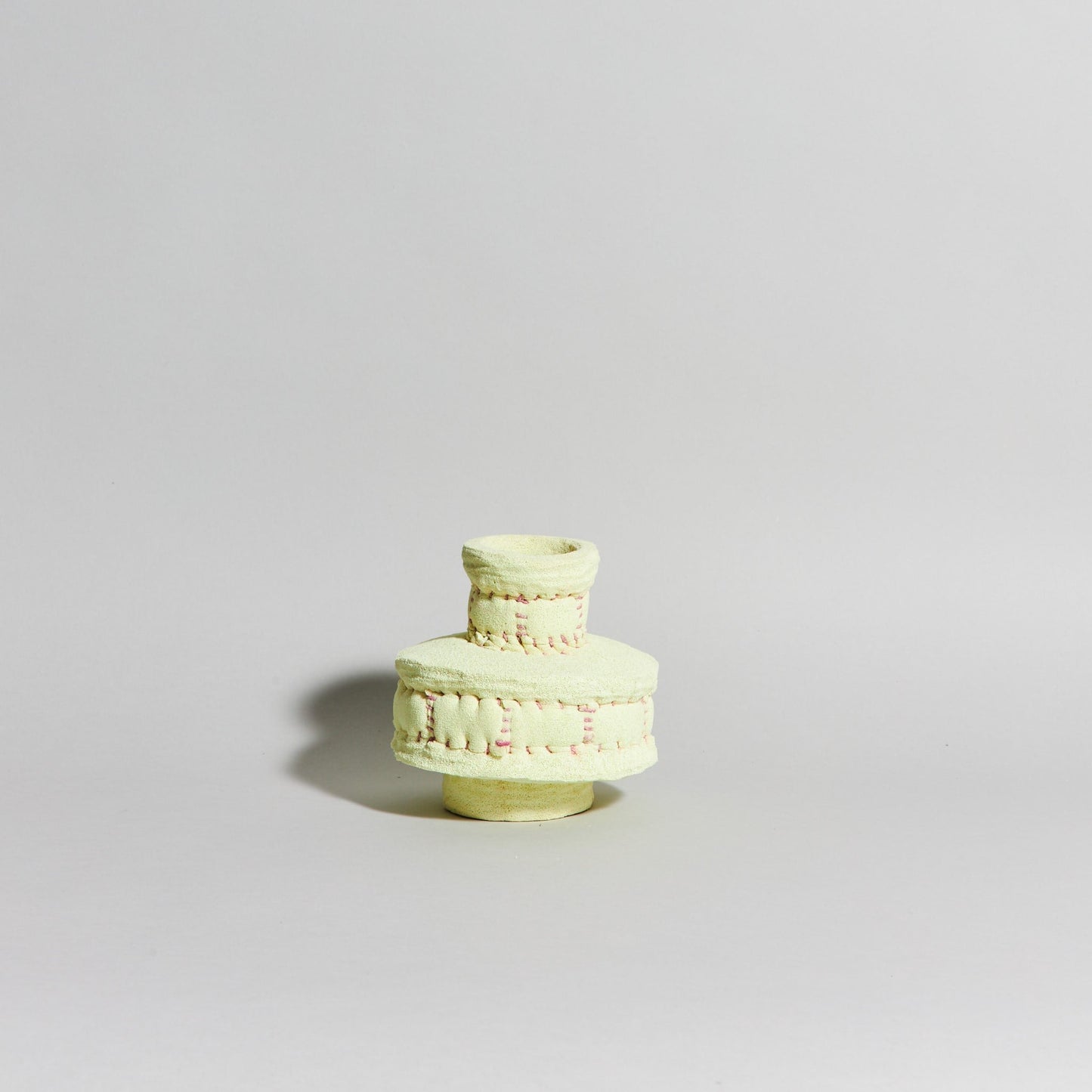 01.Vase in sponge pastel yellow