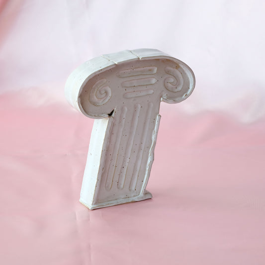 Capital sculpture in ceramic - White