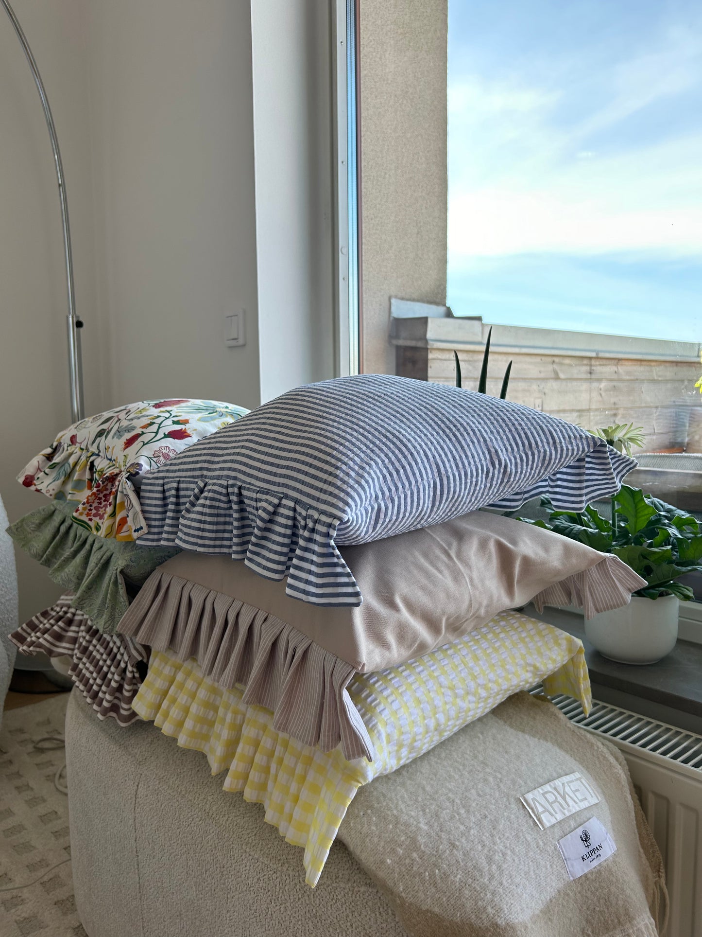 Cushion cover in a blue-striped stream wave