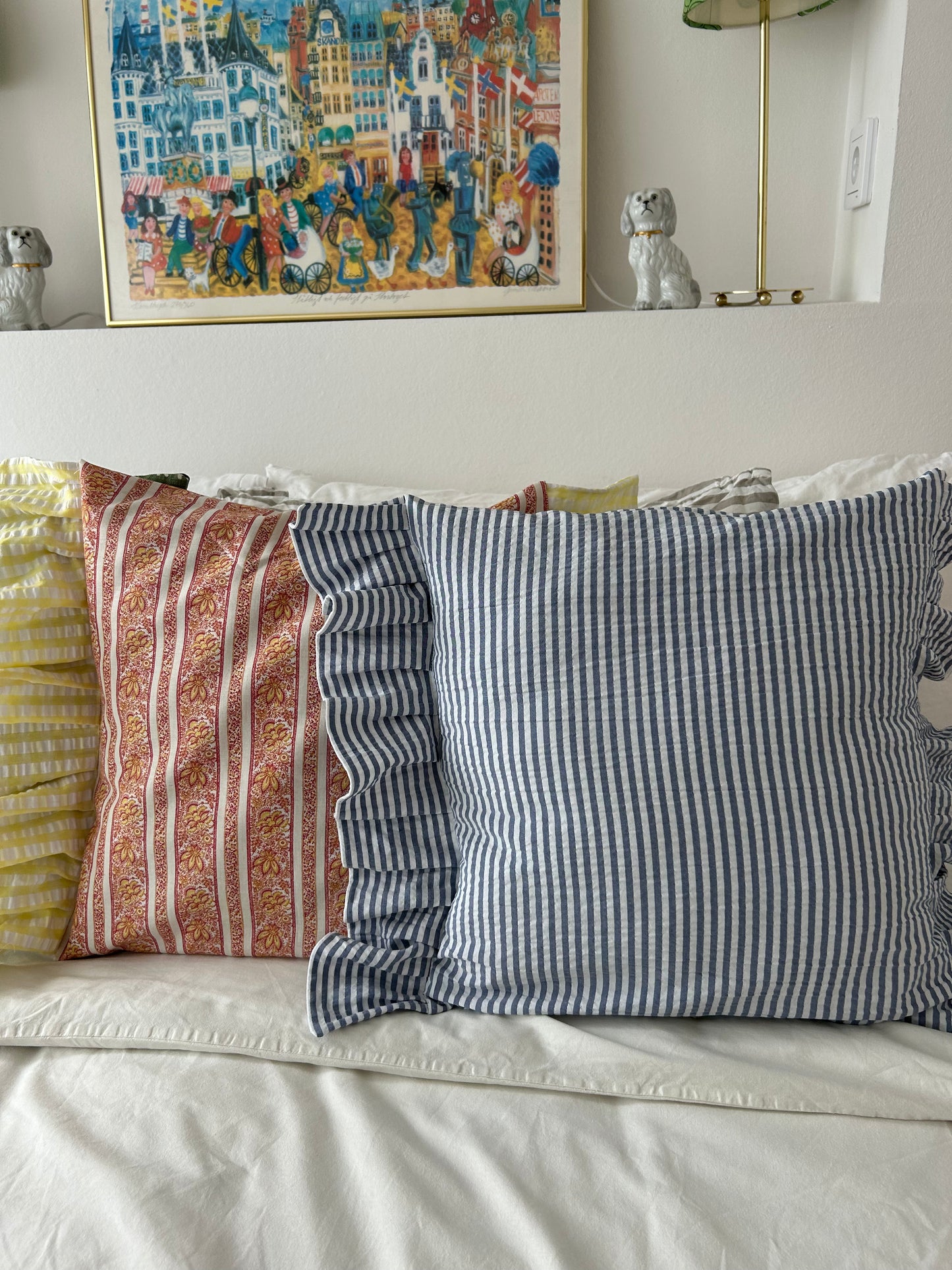 Cushion cover in a blue-striped stream wave