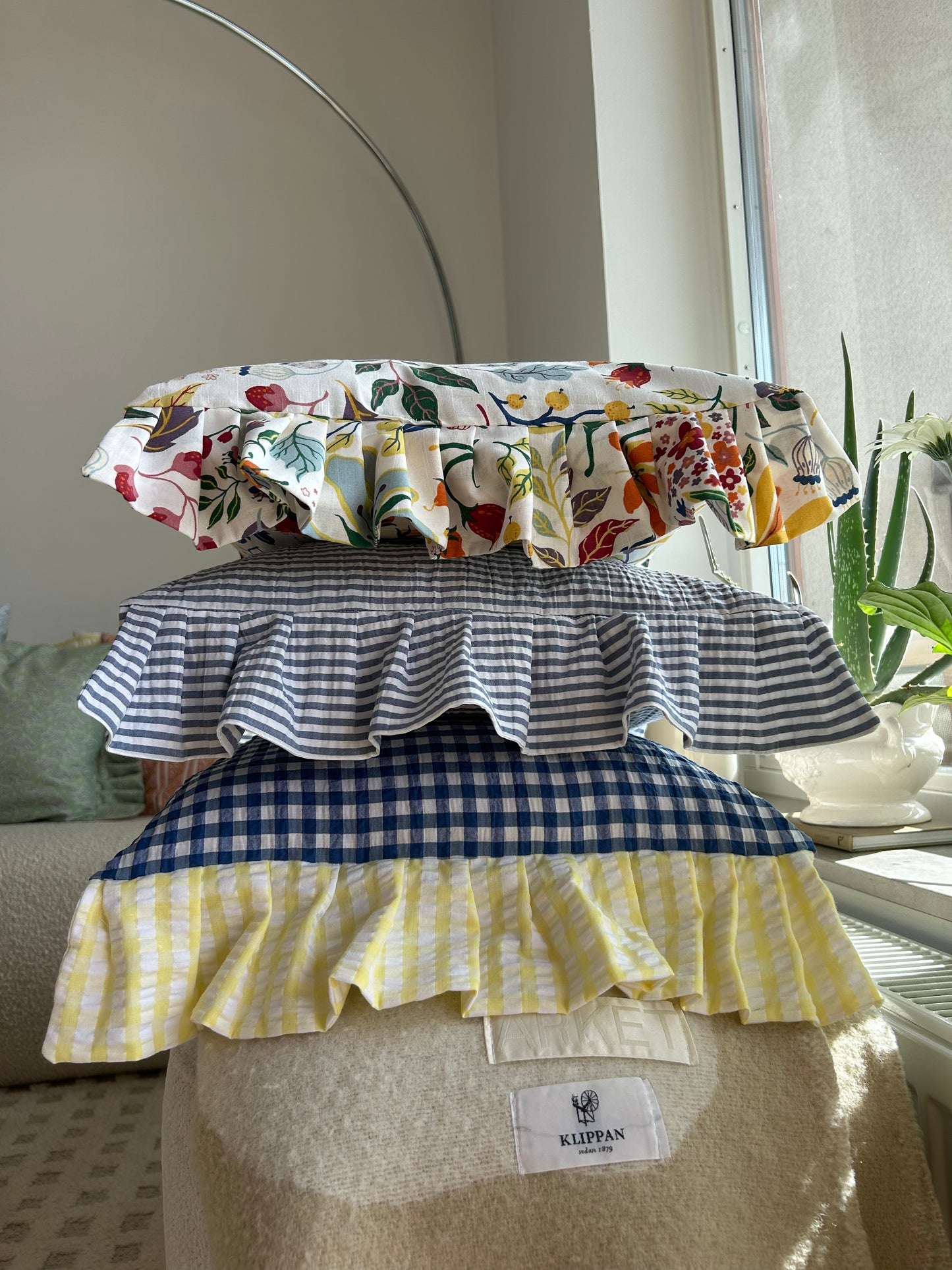 Cushion cover blue checkered with yellow frill - Seersucker