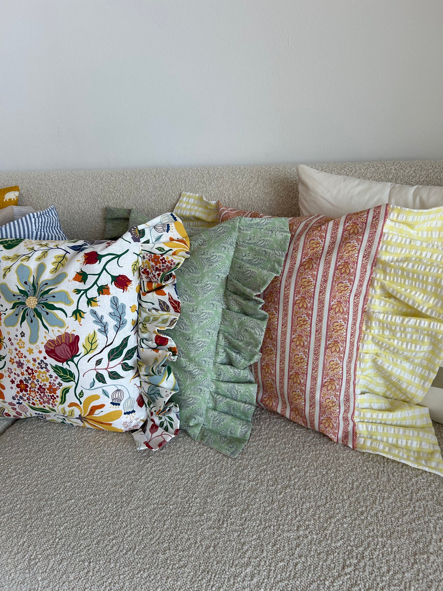 Cushion cover in patterned fabric with yellow ruffles