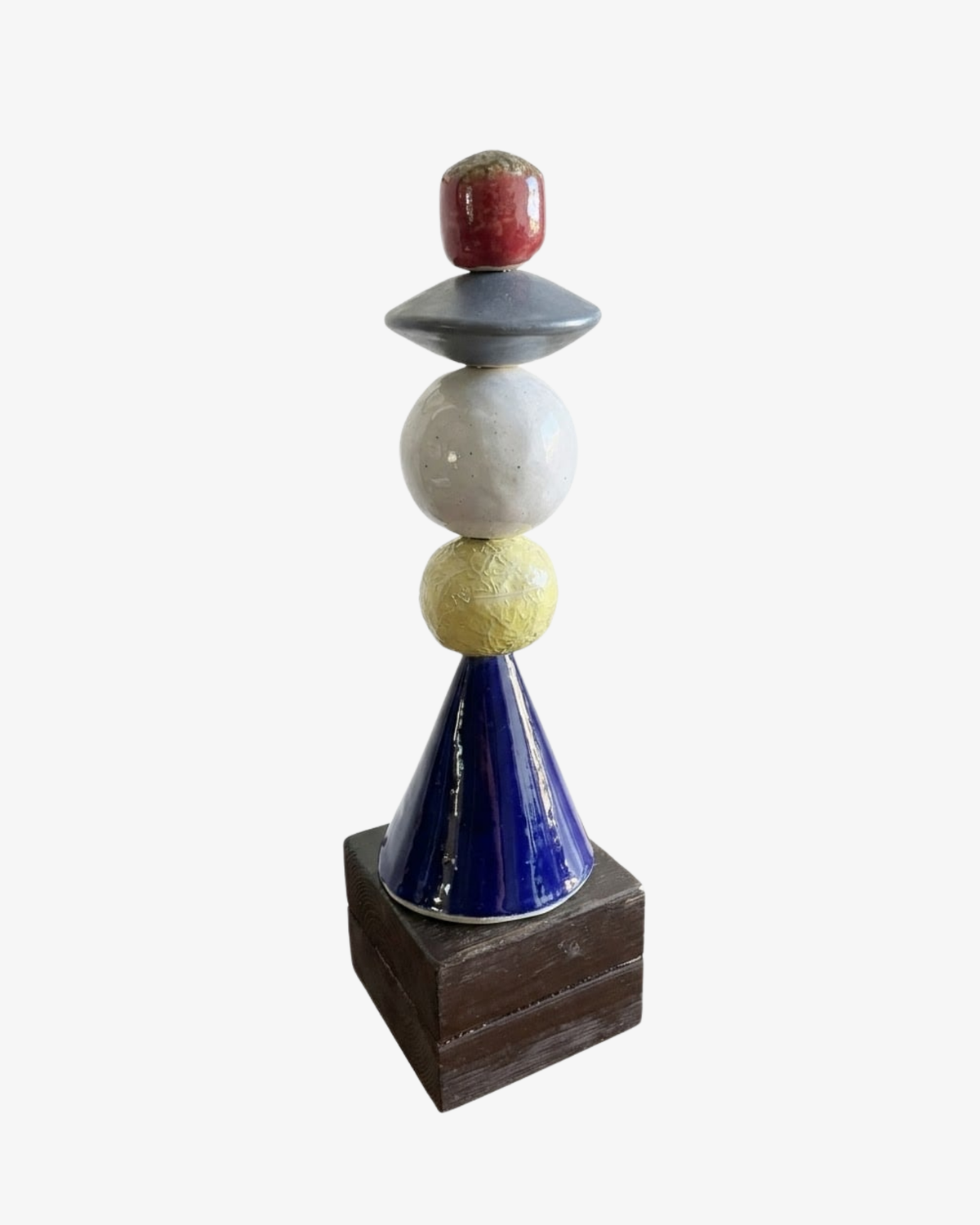 Farverig keramisk skulptur