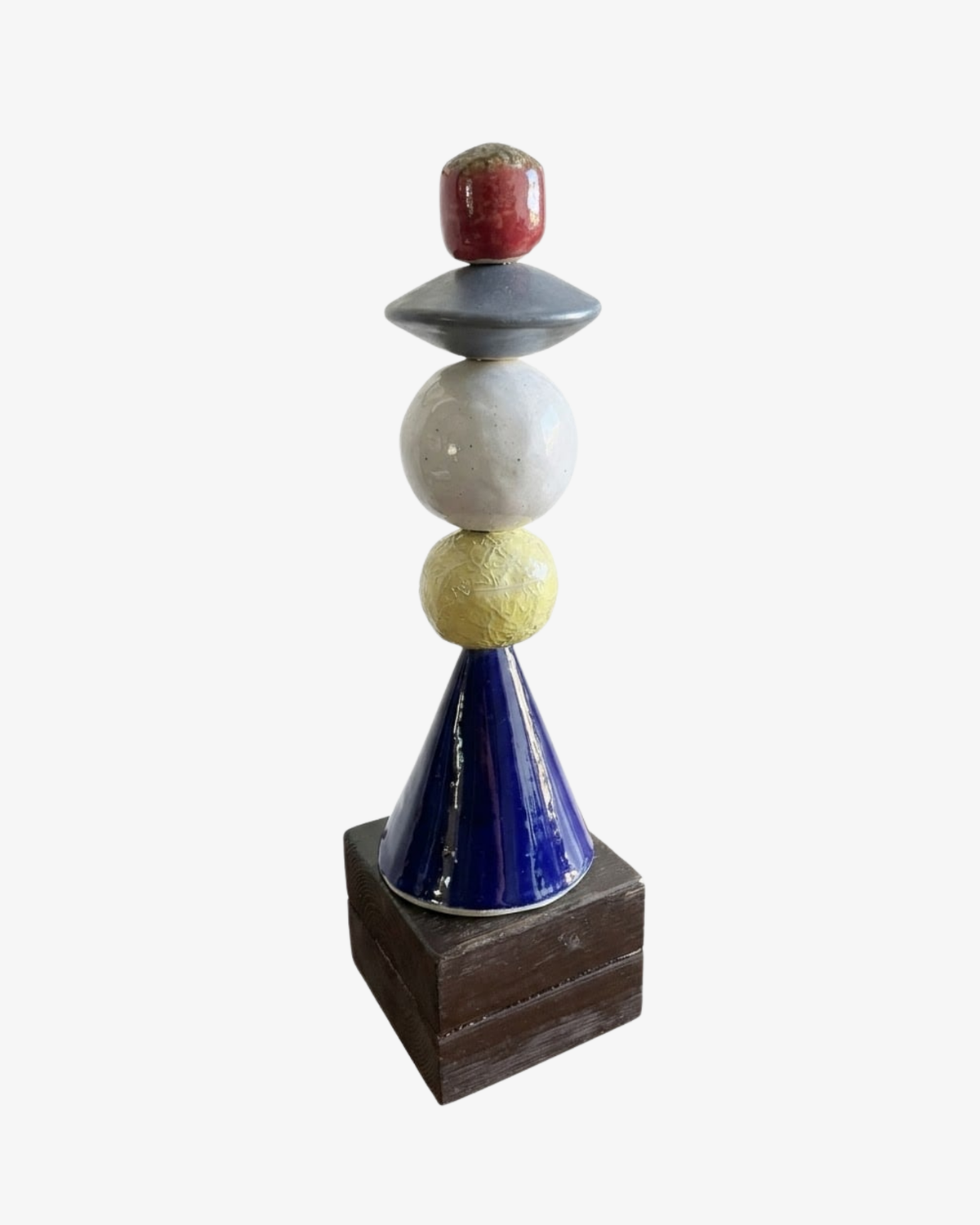Farverig keramisk skulptur