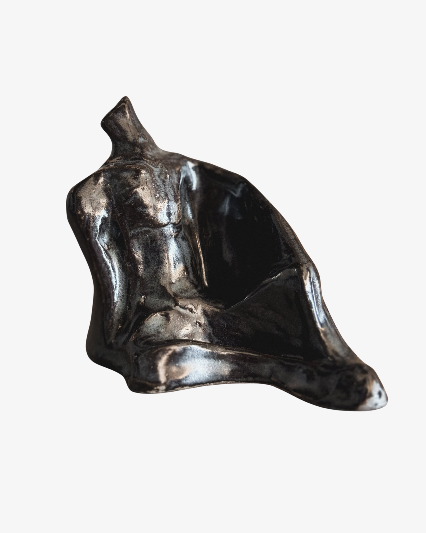 Afslappet keramisk skulptur