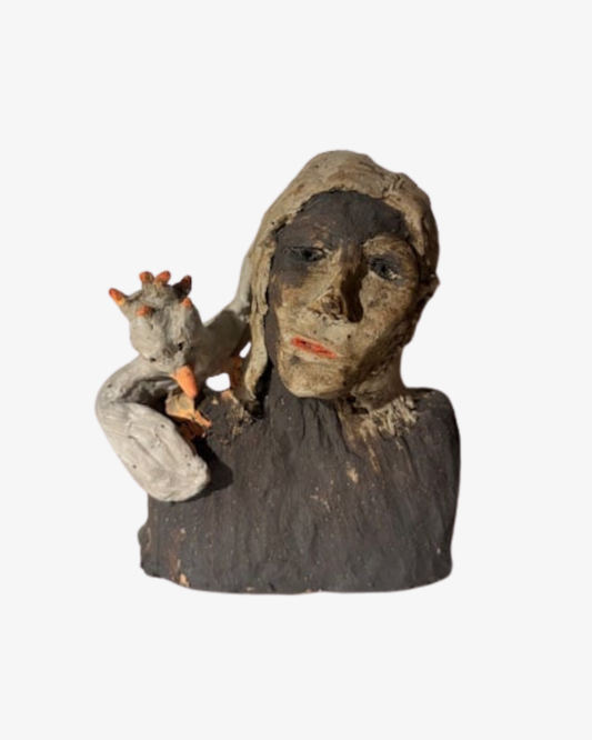 Woman with bird nr 2. Keramisk skulptur