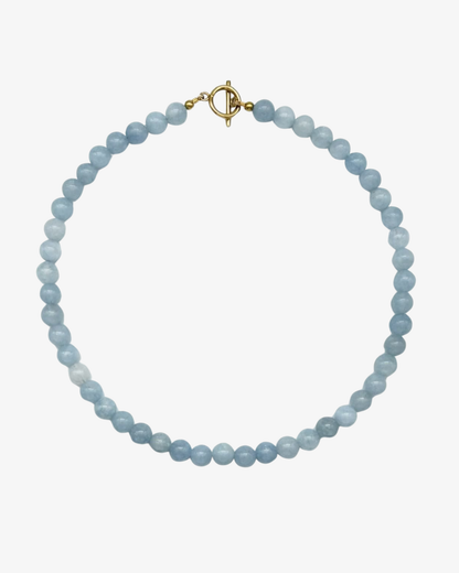 Blått pärlhalsband