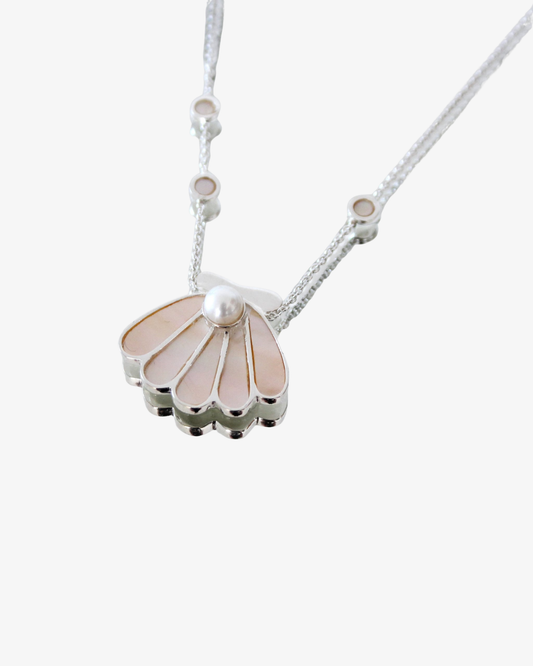 Queen scallop, silver necklace