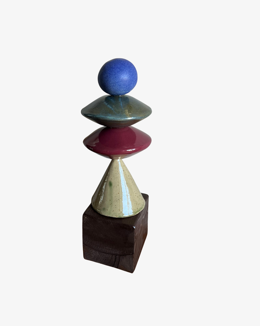Farverig keramisk skulptur