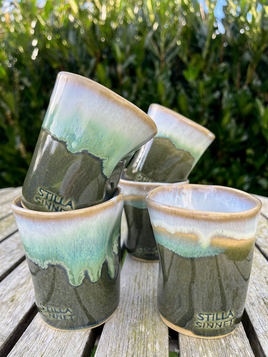 Hand shaped cup - Green/White (Medium)