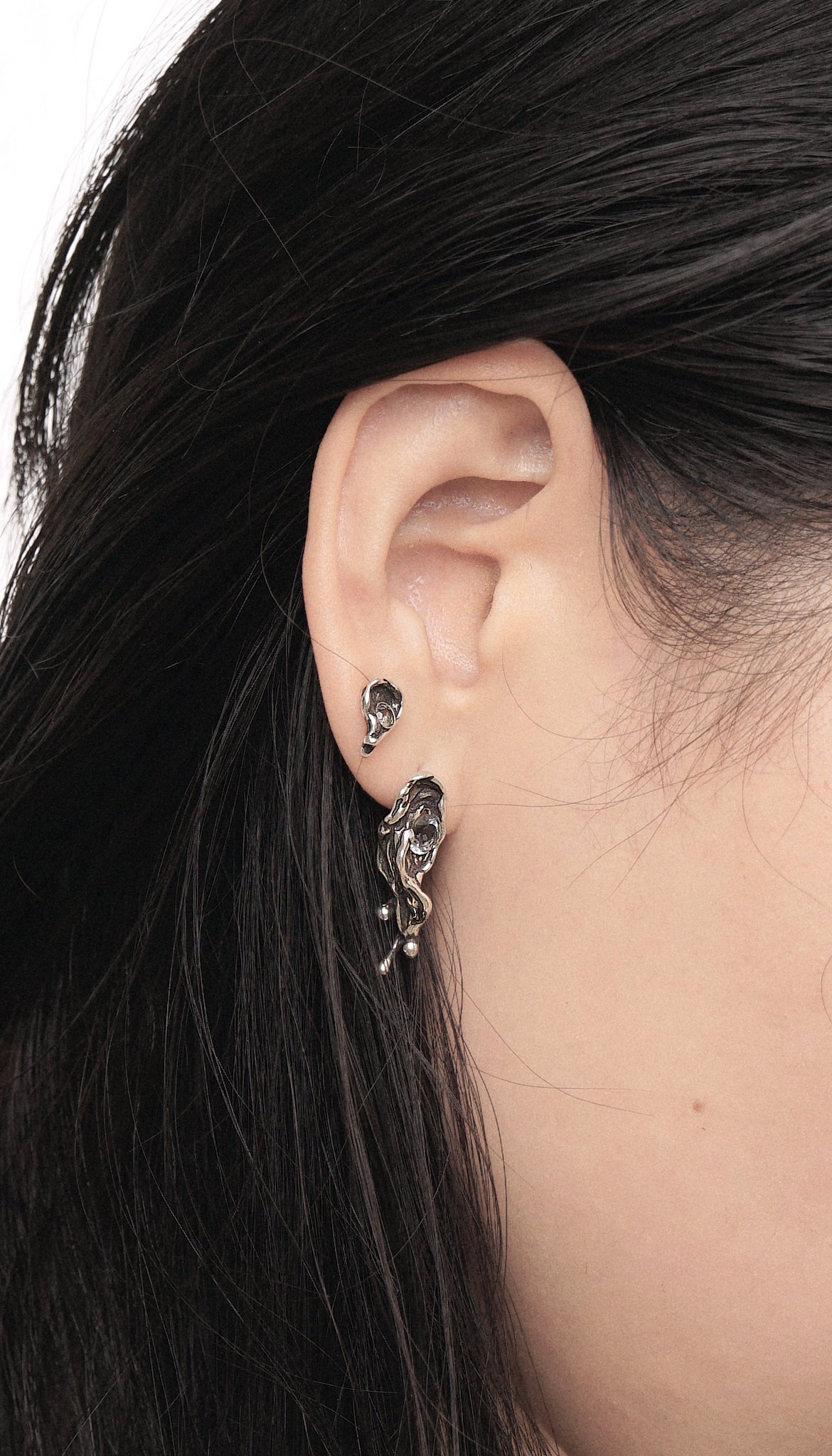 The Fluent Arc Black Tear Earrings