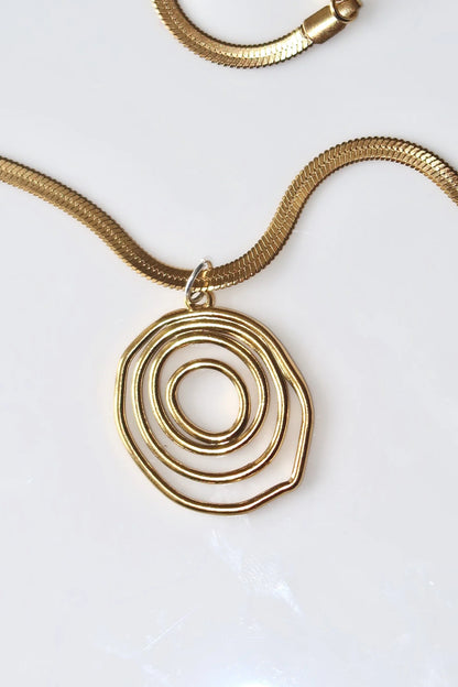 ZINNIA - Guld Swirl Halskæde