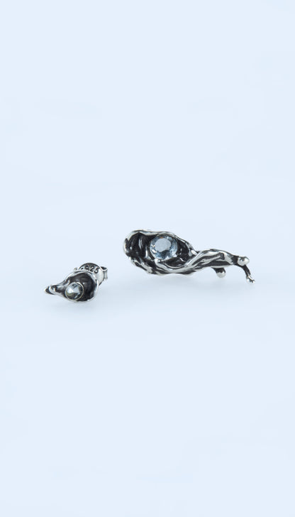 The Fluent Arc Black Tear Earrings