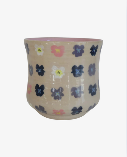 Håndlavet keramik vase med håndmalede stedmoderblomster